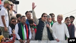 د عمران خان ځان ته پاک او سیاسي مخالف ته د “غل” ویلو بیانیې ته د پاکستان د انتخابي کمېشن هغې فیصلې هم زیان رسولی چې وايي عمران خان د سرکاري خزانې نه په ارزانه بیعه د اخستل شوو تحفو په اړه یا ناسم معلومات ورکړي وو او یا یې ځېني معلومات د کمېشن نه پټ ساتلي وو