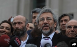 Dünkü duruşmaları 1 Nisan'a ertelenen Dündar ve Gül, Çağlayan adliyesi çıkışında açıklama yaparken