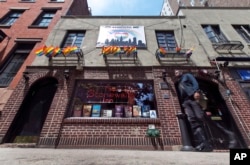 New York'ta Greenwich Village semtinde bulunan tarihi Stonewall Inn barı