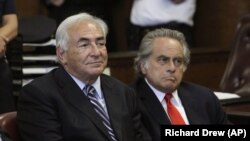 Ünlü Avukat Benjamin Brafman (sağda), 2011 yılında tecavüz girişimi iddiasıyla yargılanan dönemin IMF Başkanı Dominique Strauss-Kahn'ı savunmuştu.