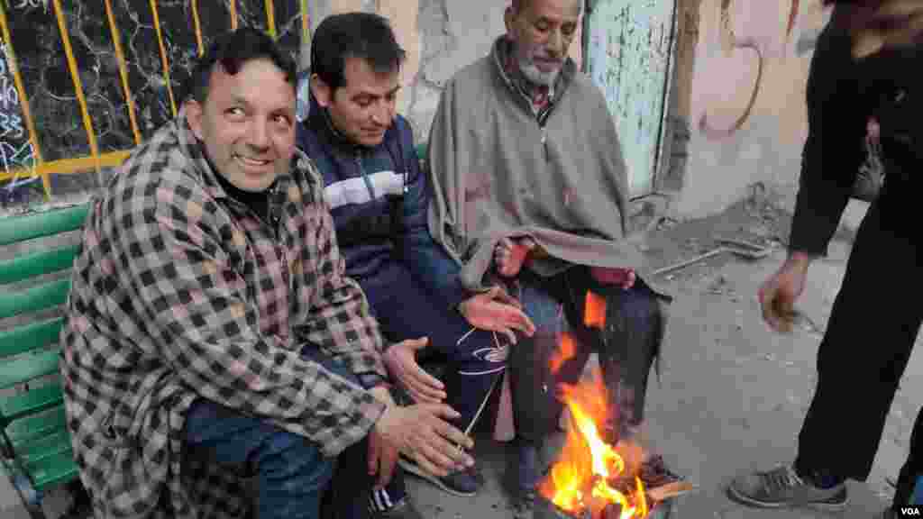 نقطہ انجماد سے&nbsp; کئی ڈگری نیچے ریکارڈ کیے گئے درجۂ حرارت میں سری نگر کے بہوری کدل علاقے میں چند آٹو رکشا ڈرائیورز سواریوں کے منتظر ہیں۔ انہیں سرد سختی سے خود کو بچانے کے لیے الاؤ روشن کرنے پڑتے ہیں۔&nbsp; 