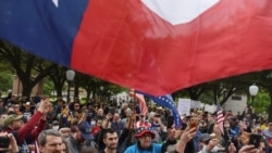 18 Nisan 2020 - Austin, Texas'ta yüzlerce kişi sosyal mesafe ve karantina uygulamalarının uzatılmasını protesto etti