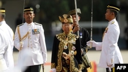 Quôc vương Abdul Halim Mu'adzam trở thành vị vua Malaysia đầu tiên đã hai lần được đưa lên ngôi vua.