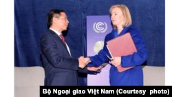 Bộ trưởng Ngoại giao Bùi Thanh Sơn gặp Ngoại trưởng Anh Elizabeth Truss bên lề hội nghị thượng đỉnh COP26 tại Glasgow vào ngày 1/11/2021.