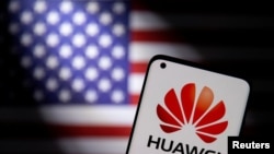 Điện thoại thông minh với log của Huawei. Chính quyền Biden gia tăng thắt chặt chính sách đối với tập đoàn công nghệ khổng lồ của Trung Quốc trong thời gian qua.