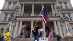 15 Nisan 2020 - Michigan, ABD'de valilik binası önünde karantinanın uzatılmasını protesto eden göstericiler