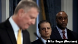 Savcı Preet Bharara, New York Belediye Başkanı Bill de Blasio'yla (solda) birlikte Ocak'ta katıldığı basın toplantısında.