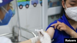 Hà Nội đang tăng tốc tiêm vaccine COVID-19 mũi thứ 3 cho người dân.