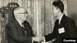 Dohamide được diện kiến cựu Tổng Thống Hoa Kỳ Harry S. Truman tại Kansas City 1966. [album gia đình anh chị Dohamide] 